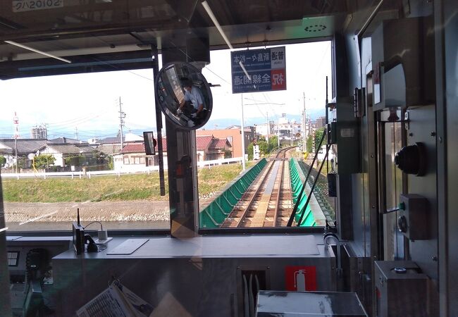 松本平を西へ向かうローカル鉄道