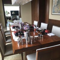 手前がダイニングルーム、奥がリビングルームです。