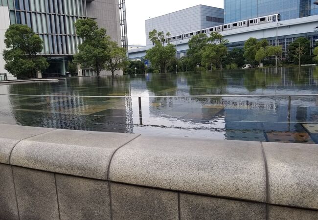 都立シンボルプロムナード公園　滝の広場