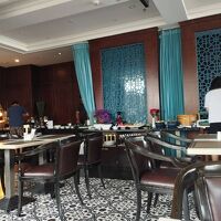 朝ごはんはビュッフェスタイル。ルーフトップなので眺めよし。