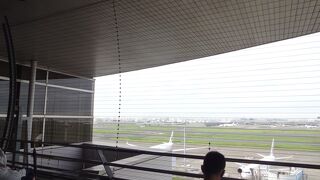 午前中の早めの時間帯だったのですが、空港内はそれなりに混みあっていました。