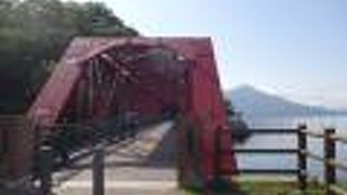 支笏湖の美しい景観とこの赤い鉄橋は、写真を撮るベストスポットだと思います。