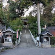 階段を上った小高い丘にある