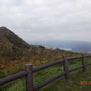 ロープウェイの山頂駅から、緩やかな坂道を登って行きました。