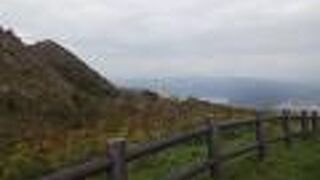 ロープウェイの山頂駅から、緩やかな坂道を登って行きました。