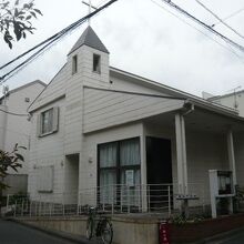 豊島岡教会の建物です。住宅の中にある建物で、一般的な感じです
