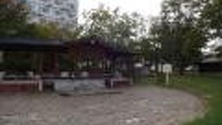 洞爺湖の湖畔にある大きめの足湯です。