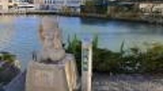 渡月橋のホテル虹と海側にある