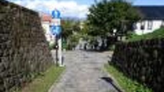 腰を曲げて登るほど急な坂