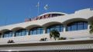 ビジネスマンでごった返していた