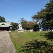 小高い丘の上にあります。