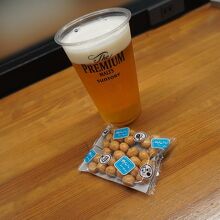 生ビールと豆菓子