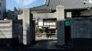 俳人の渡会園女の墓があります。