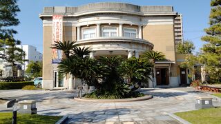 鍋島家伝来の美術工芸品や歴史資料などを展示している博物館