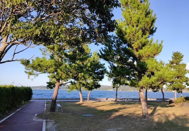 芝生の大きな広場で海に面している