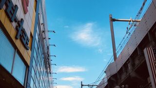 ガード下にも店