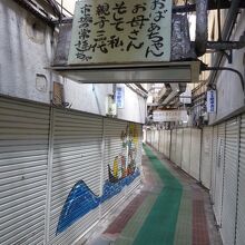 どこまでも続く狭い路地