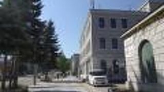 小樽駅からまっすぐ小樽港に伸びている広い通りです。