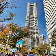 ランドマークタワー前で 待機中