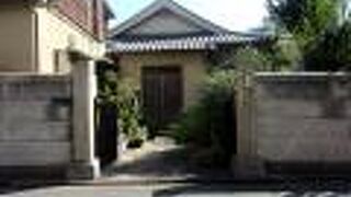 民家のような印象の寺です。