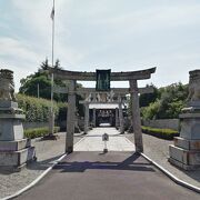 木立の中にある清々しい神社