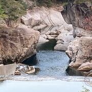 大きな石や岩が水の流れにより削り取られたという感じ