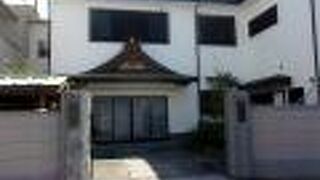 桜井雪館と東保の墓があります。