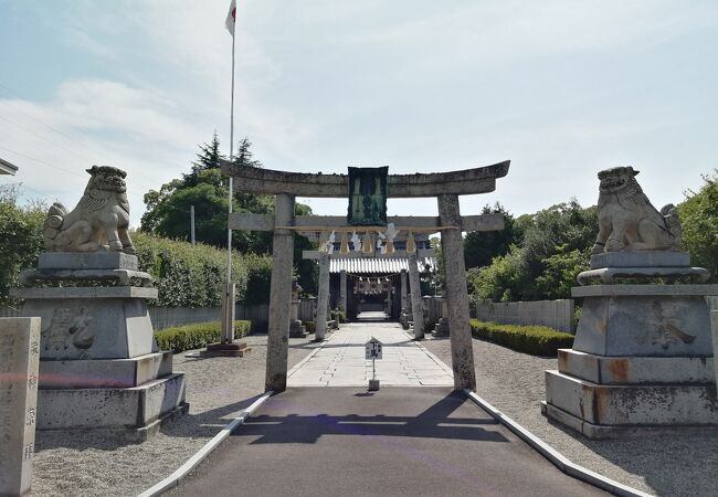 木立の中にある清々しい神社