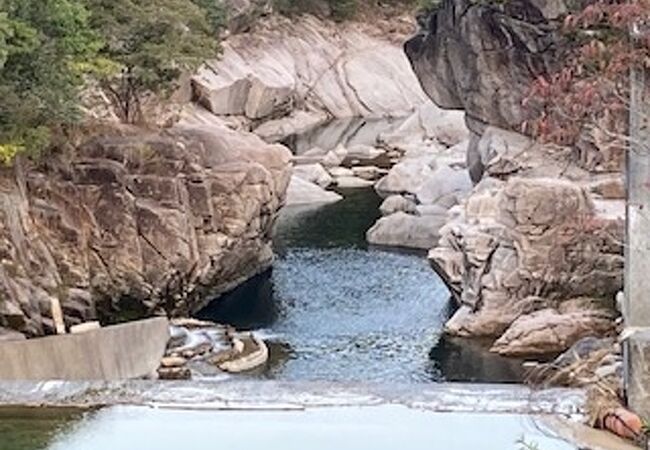 大きな石や岩が水の流れにより削り取られたという感じ