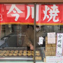 今川焼きを焼いているところも見えます