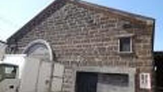 明治36年に建てられた木骨石造2階建ての建物です。