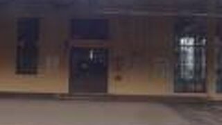 二階のホームに入口があります。