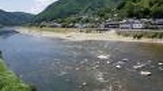 方谷橋に出た所で高梁川を目の当たりにする