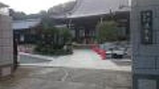 石川町の地蔵坂沿いにある浄土真宗寺院