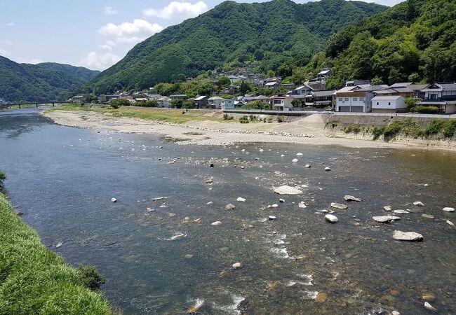 方谷橋に出た所で高梁川を目の当たりにする