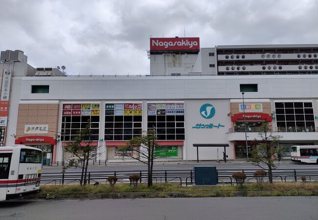 駅前で場所良く、地下のスーパーは品ぞろえ豊富。１階は昭和の雰囲気の店が複数あり面白い。