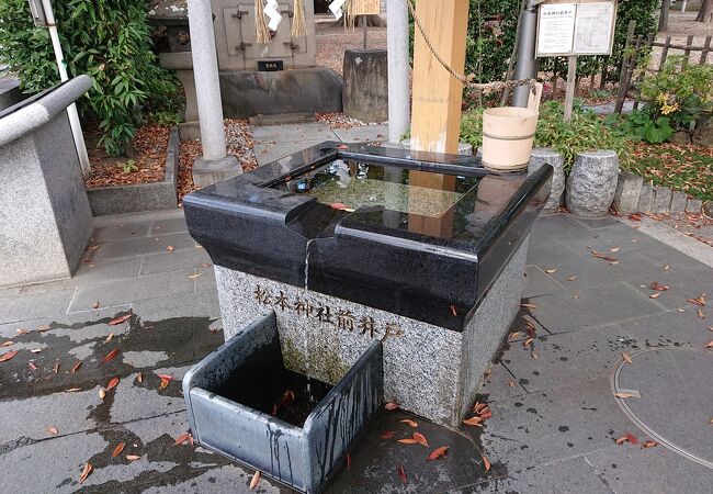 松本神社の前にある井戸