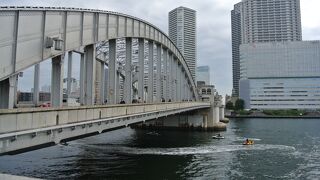 隅田川にかかる橋の中でも特に印象的。