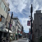 街道をかんじさせる商店街