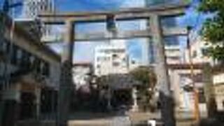 後方にスカイツリーがそびえる神社