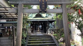 住宅街に埋もれるように