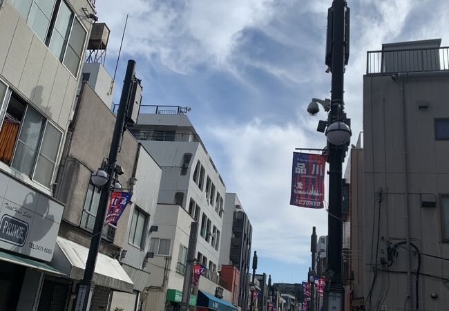 街道をかんじさせる商店街