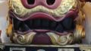 巨大な一対の獅子頭。