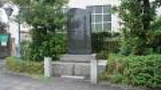 かちどき橋の資料館前に石碑。