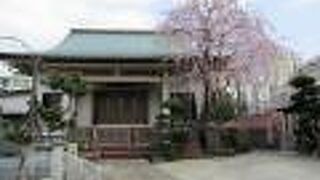 外壁のピンク色に違和感