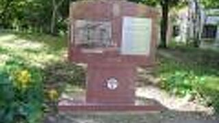 聖路加病院の緑地に設置。