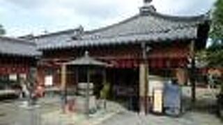 釘抜きと釘を額にした絵馬