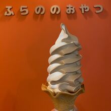 オレンジ系の内装の店内