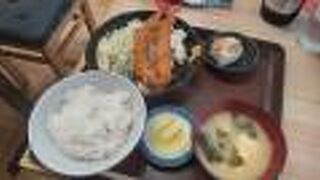 老舗の大衆食堂でランチ