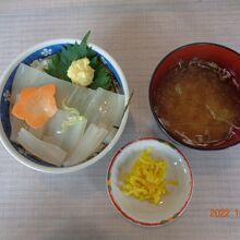 「イカ刺し丼」を注文、ワンコインでは満足度101％。　